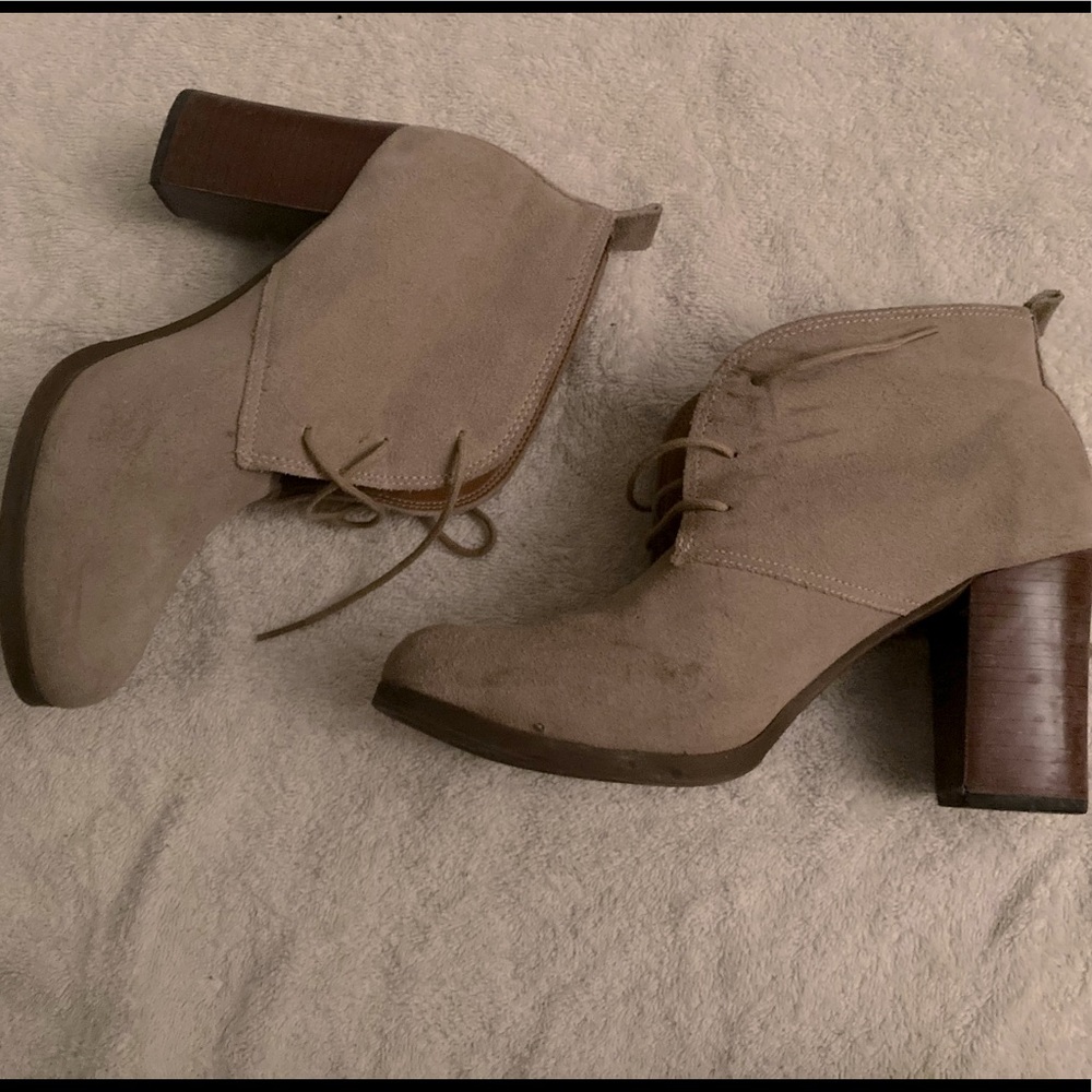 Heeled booties || leather